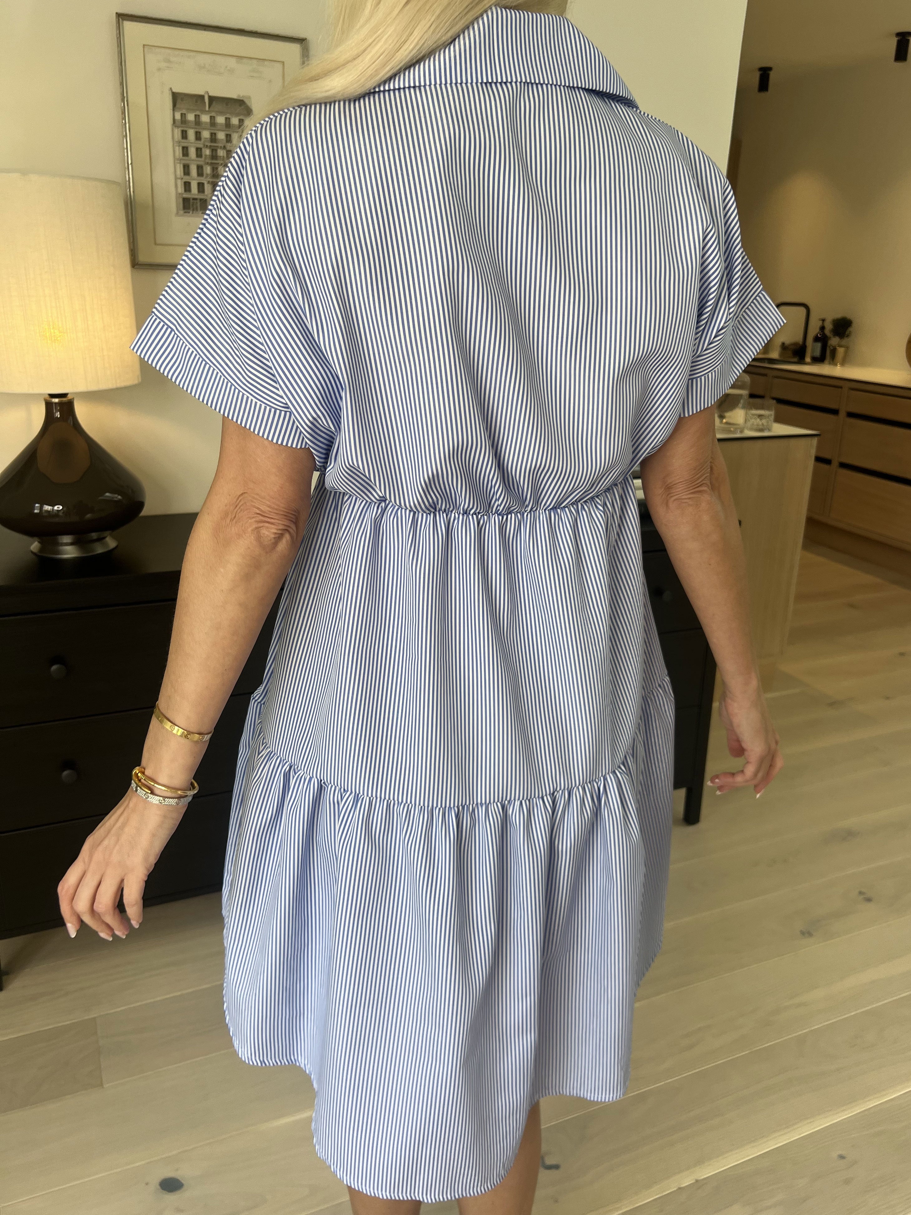 Linnea - Randig klänning med skjortkrage och lager-på-lager-look